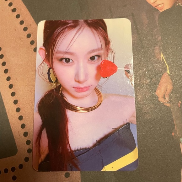 ITZY mini album GUESS WHO - Picture 7 of 8